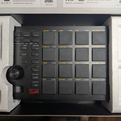 Akai MPC Studio Music Production Controller 2021 - Present - Black image 2
