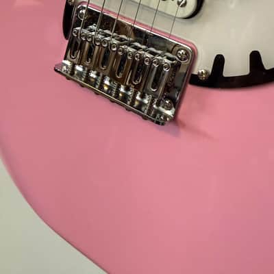 Fender x Hello Kitty Stratocaster Pink 2024 – COMPLETE Collector Set – Fuzz, Strap, Cable – Mint, Boxed