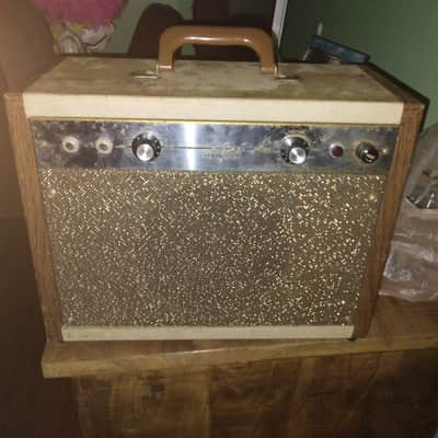 Montgomery Ward / Airline GVC 9032 Valero/Supro 1962 - simulated wood/tweed grill image 1