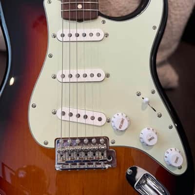 Fender Vintera II '60s Stratocaster with Rosewood Fretboard 2023 - Present 3-Color Sunburst image 4