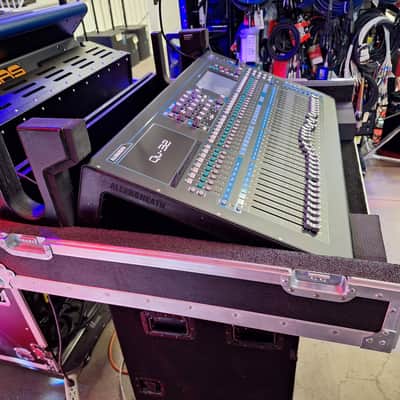 Allen & Heath QU-32C Chrome Edition 32-Channel Digital Mixer 2010s - Black With Road Case Store Display Unit image 2