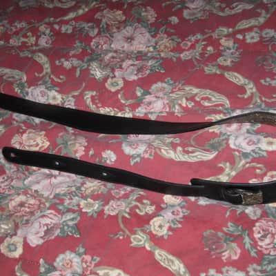 lite use RockYou (Rock You) PU Faux Leather Snakeskin Pattern Guitar Strap (front: brown, tan, black pattern) (back: black) reversible - main part of strap 2 & 3/4" wide, belt part 1 & 1/4" wide [polyurethane leather] Adjustable Length from 44" to 53" image 4