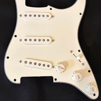 Fender Player Stratocaster SSS Loaded Pickguard w/ Alnico V Pickups & CTS Pots – 2022 OEM image 1