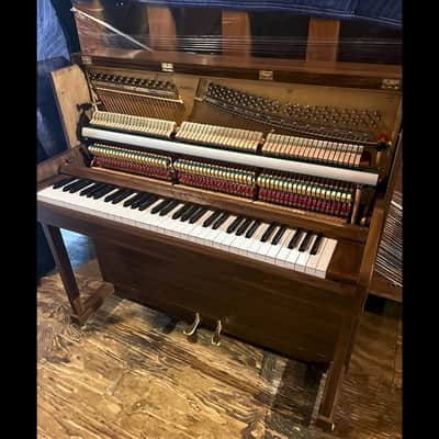 Elegant Acoustic Harmony: Kawai Upright Piano Bild 3