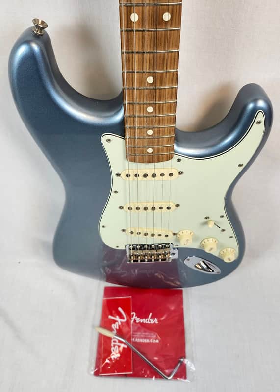 Fender Vintera '60s Stratocaster, Pau Ferro Fingerboard, Ice Blue Metallic, w/Bag image 1