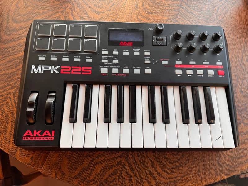 Akai MPK225 2014 - Present - Black image 1
