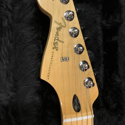 Fender Player Stratocaster Left-Handed with Maple Fretboard 2019 - Present - 3-Color Sunburst image 3