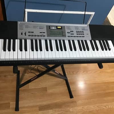 Casio LK-135 61-Key Key-Lighting Keyboard 2010s - Silver / Black image 2