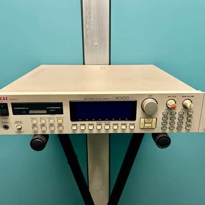 Akai S3000XL