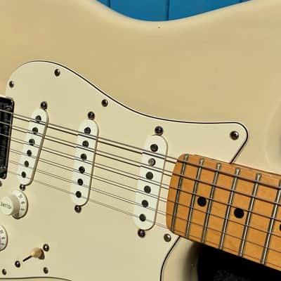 2000 Fender American Standard Stratocaster Maple Fretboard Vintage White Original Case image 5