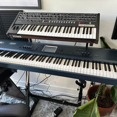 Korg Triton Extreme 88-Key 120-Voice Polyphonic Workstation 2005 - 2009 - Black