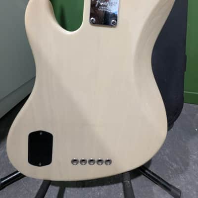 Fender Jazz Bass AMERICAN DELUXE V 1999 image 10