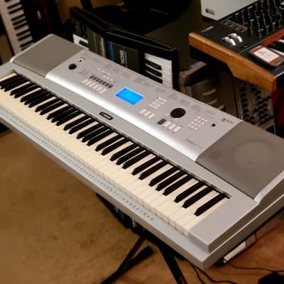 MUST SEE!!! YAMAHA DGX 220 SEMI-WEIGHTED 76-KEY DIGITAL PIANO IN AMAZING CONDITION! image 2