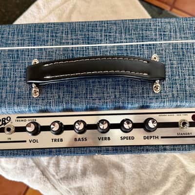 Supro 1622RT Tremo-Verb 25-watt 1x10" Tube Combo Amplifier 2010 - Blue/Silver Tolex image 3
