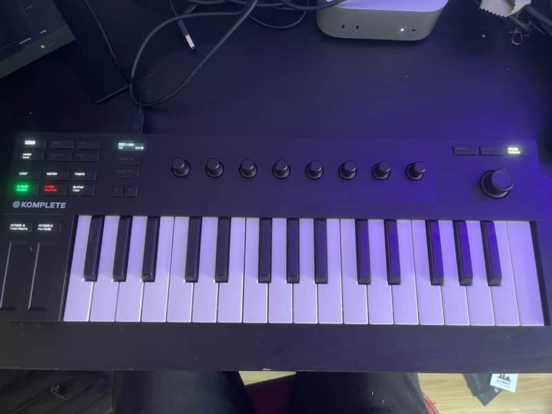 Native Instruments Komplete Kontrol M32 2019 - Black image 1