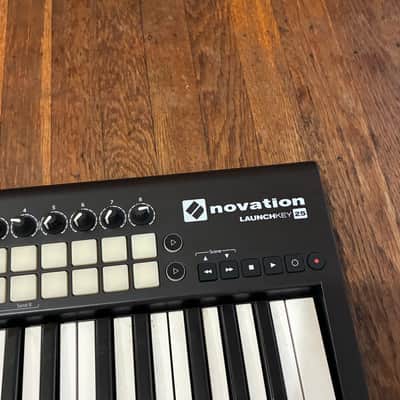 Novation Launchkey 25 MKII MIDI Keyboard Controller 2015 - 2020 - Black image 2