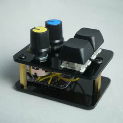 useMidi madMidiMiniClassic Acrylic 2025 with 2 Note Buttons 2 Potentiometers and LEDs image 3