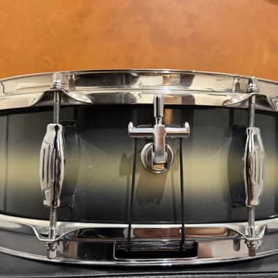 Immagine Camco Oaklawn (1960s) 8-Lug 5x14 Black & Gold Duco Tuxedo Snare Drum - 4