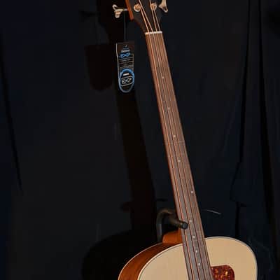 Guild B-240EF Fretless Acoustic Bass – Natural image 3