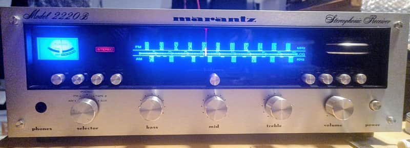 Marantz Model 2220B 20-Watt Stereo Solid-State Receiver 1974 - 1976 - Silver with Wood Case image 1