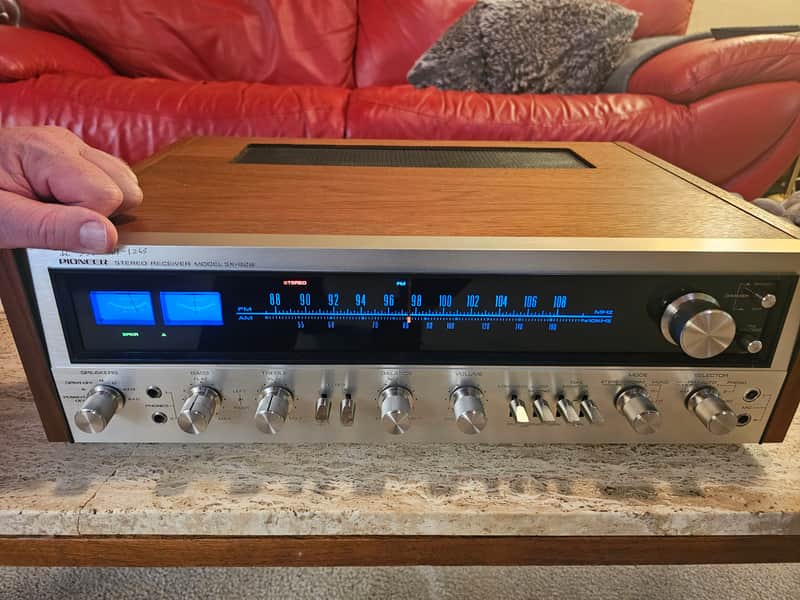 Pioneer SX-828 1971-1972 - Silver face with walnut sides and top image 1