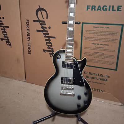 Epiphone Les Paul Custom Pro Silver Burst 2011 with hard case image 2
