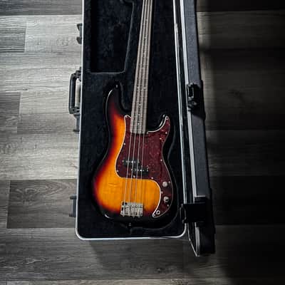 Fender TSA 002 Molded ABS Hard Shell Bass Guitar Case image 7