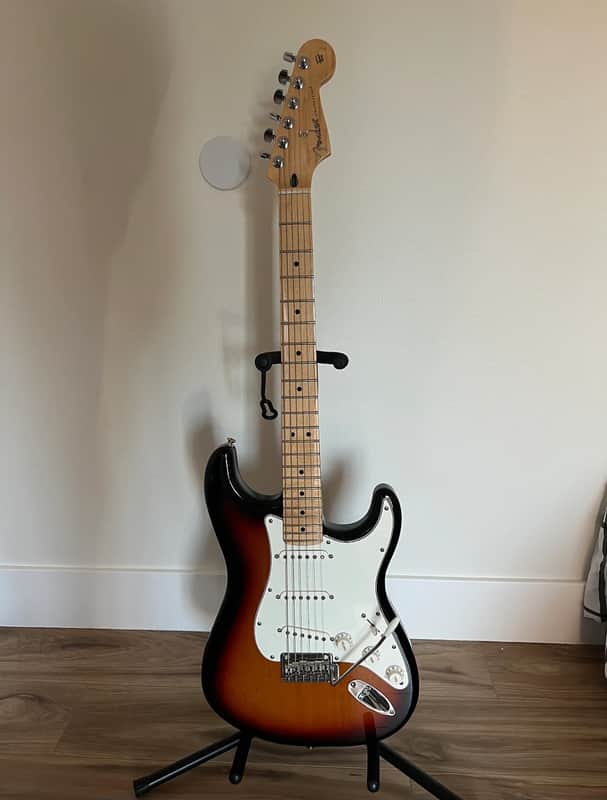 Fender Player Stratocaster with Maple Fretboard 2018 - Present - 3-Color Sunburst image 1