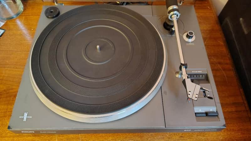 Philips 677 turntable in very good condition serviced - 1970's image 1