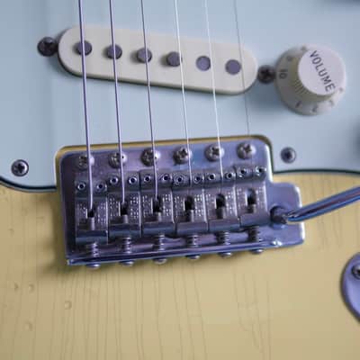 Fender CME Exclusive Road Worn 1960s Stratocaster 2020 - Vintage white image 5
