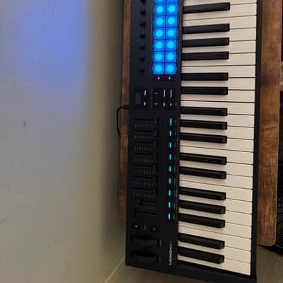 Novation Launchkey 49 MKIV MIDI Keyboard Controller 2024 - Present - Black image 2