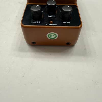 Behringer UT300 Ultra Tremolo Guitar Effect Pedal image 5