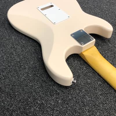 G&L Tribute Series Legacy - White Gloss with Maple Fretboard image 14