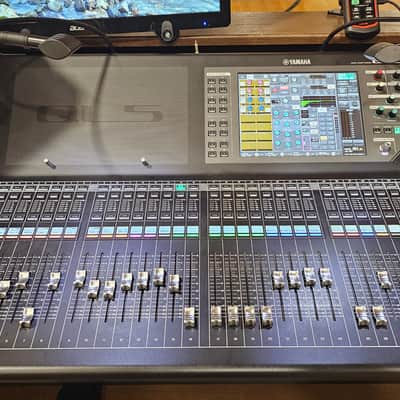 Yamaha QL5 compact 64-mono + 8-stereo channel digital mixing console (32+2 faders) with Dante image 1