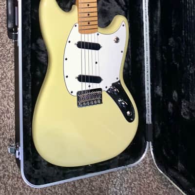 2024 Fender Player II Mustang Hialeah Yellow electric guitar hardhshell case image 10
