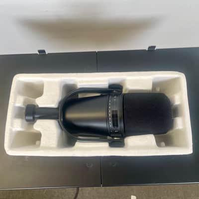 Shure MV7 Dynamic USB Podcast Microphone 2020 - Present - Black image 2