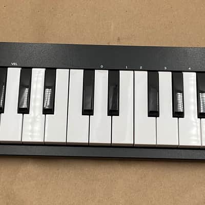 Alesis Qmini Compact 32-Key USB-MIDI Controller 2021 - Black image 1