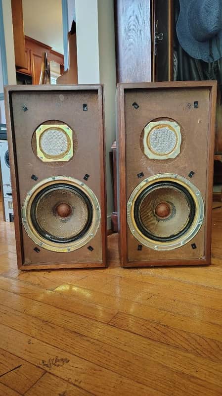KLH Model 17 speakers In excellent condition - 1970's image 1