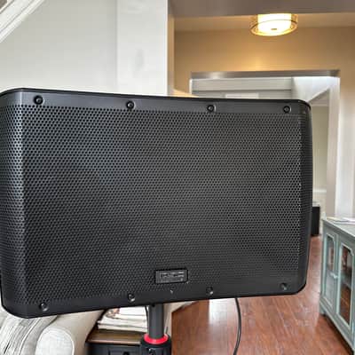 (4) QSC KLA12 KLA Series 12" Powered Line Array Speakers with Bags image 1