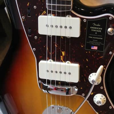 FENDER "American Vintage II '66 Jazzmaster 3-Color Sunburst" HARDCASE, PAPERS, 4, 00 KG imagen 3