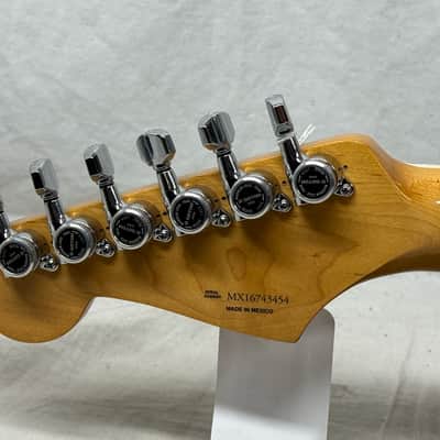 Fender Kurt Cobain Jaguar Guitar with Case 2016 - 3-Color Sunburst / Rosewood fingerboard image 9