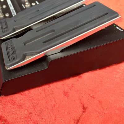Line 6 FBV foot controller * multi effect floorboard and controller * works for : Line6 Vetta, Line6 Spider III and II, Line6 Bass POD XT, Line6 POD X3 * controlls volume, wah-wah, chromatic tuner, tap-tempo * image 4