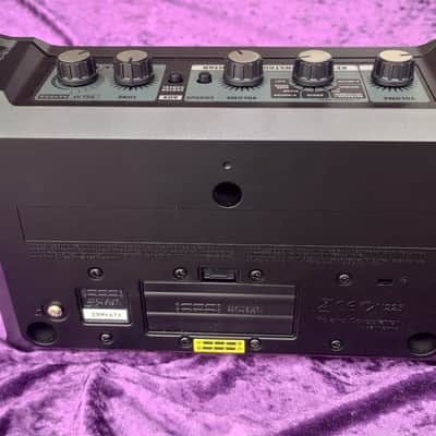 Roland mobile cube * Battery powered mobile amp * up to 15 hours running time * weighs only 2,5 kg * inputs for guitar, microphone, keyboards image 4