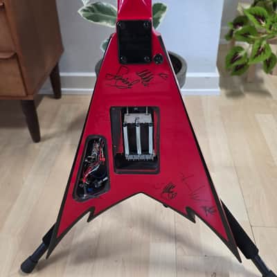 Jackson Demmelition King V ex LONDON CROBAR Soho Metal Rock Bar Artist Signed Phil Demmel Machine Head Signature Flying V EMG 81 85 Zakk Wylde Set Floyd Rose Electric Guitar image 11
