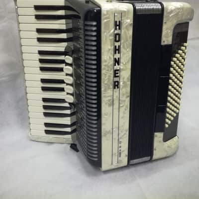 Hohner AKKORDEON Amica III 72 Design I, 34 Tasten, 72 Bässe + original KOFFER mit TROLLEY  weiß image 2