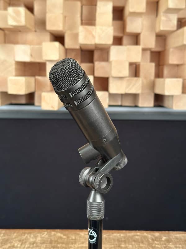 Vintage Yamaha MZ204 Cardioid Dynamic Microphone Pair. Great Shape