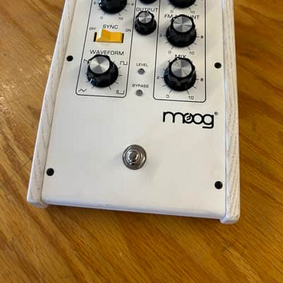 ギター Moog Moogerfooger MF-107 FreqBox Moog Moogerfooger MF-107 FreqBox Guitar Demo - YouTube