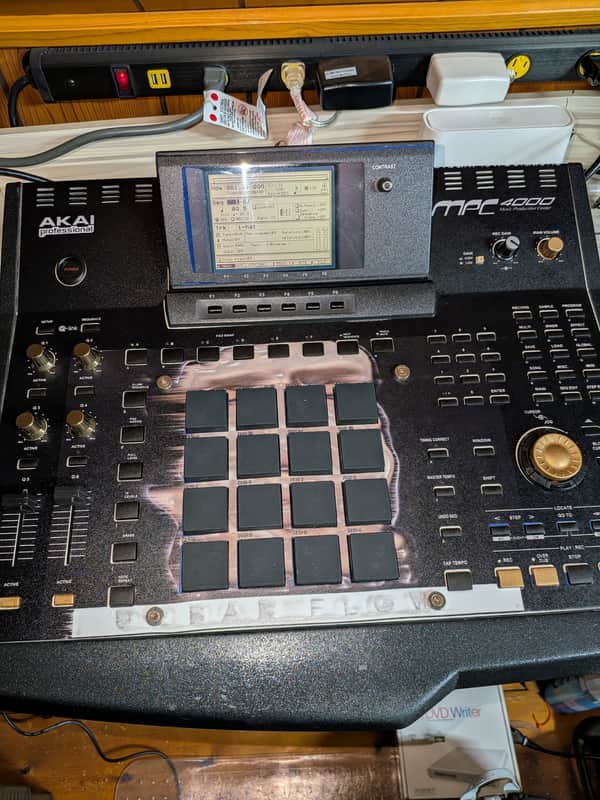 Akai MPC4000 Music Production Center 2002 - 2007 - White image 1