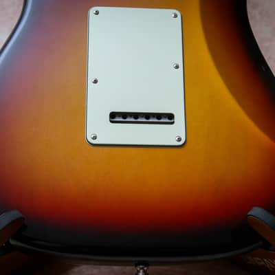 FENDER USA American Elite Stratocaster "3-Color Sunburst + Rosewood" (2020) image 16