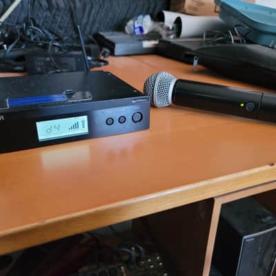 Shure BLX4R H8 Wireless Receiver 518-542 MHz w/ Handheld Mic image 2